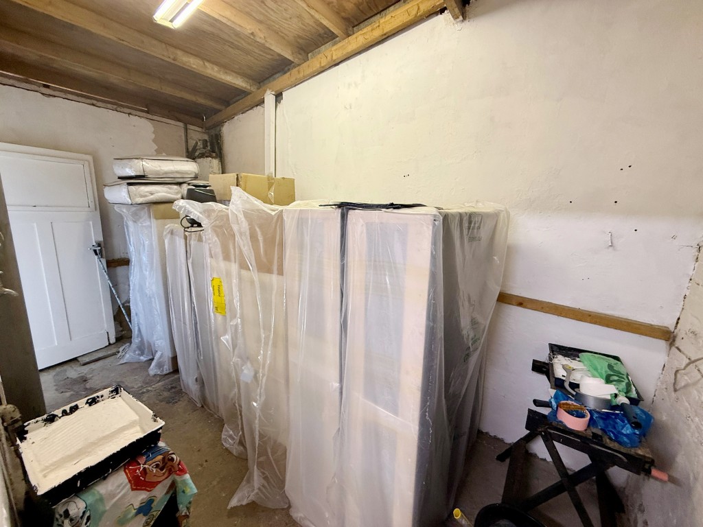 Lot: 13 - SHOP WITH ONE-BEDROOM FLAT ABOVE - Store room